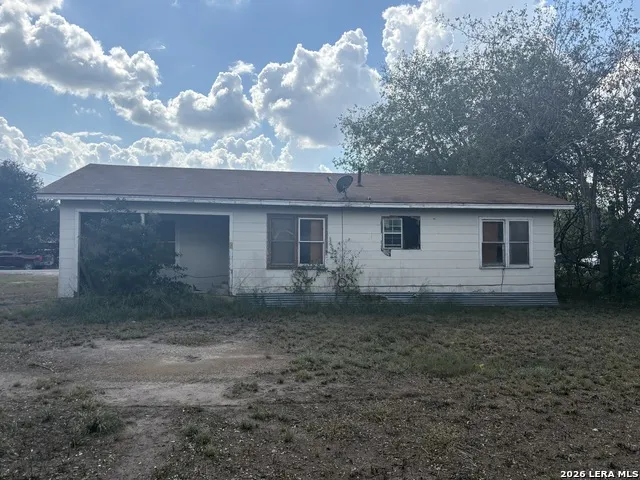 104 Charles George West, TX 78022