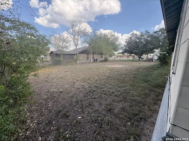 104 Charles George West, TX 78022