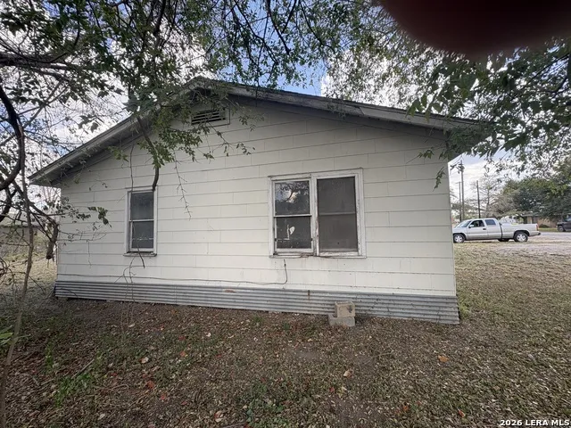 104 Charles George West, TX 78022
