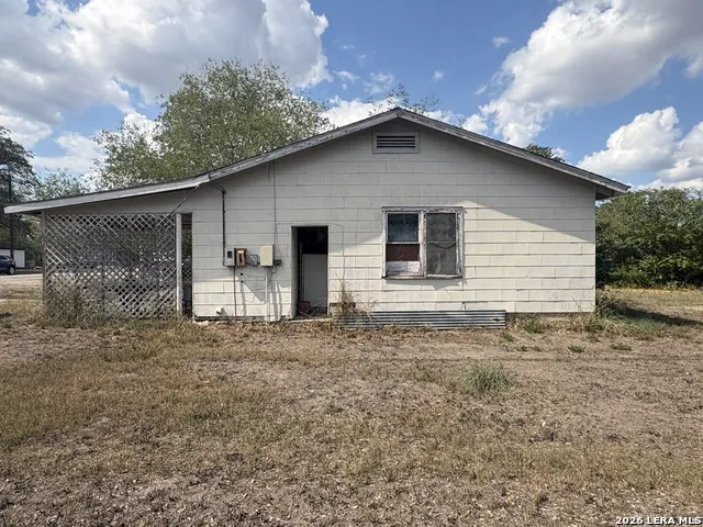 104 Charles George West, TX 78022