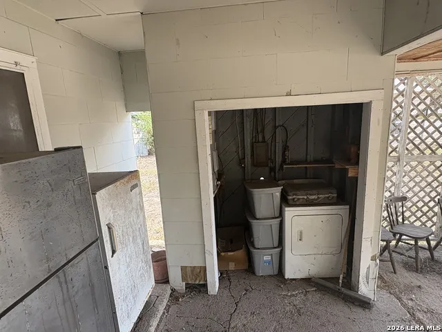 104 Charles George West, TX 78022