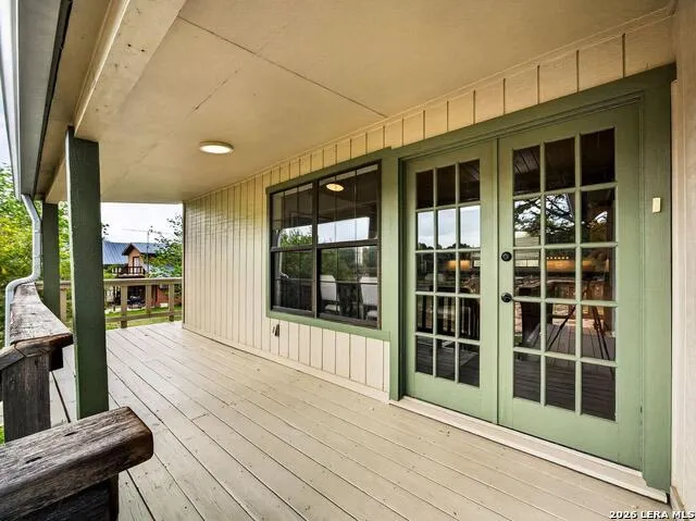 199 LAKESHORE DR S Bandera, TX 78003