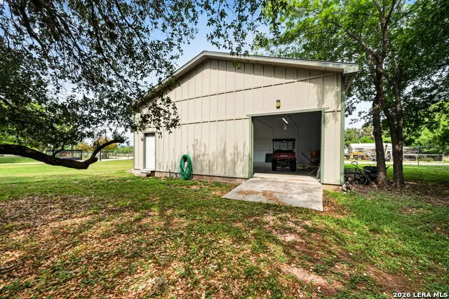 199 LAKESHORE DR S Bandera, TX 78003