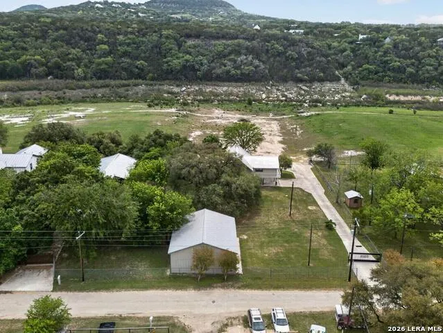 199 LAKESHORE DR S Bandera, TX 78003