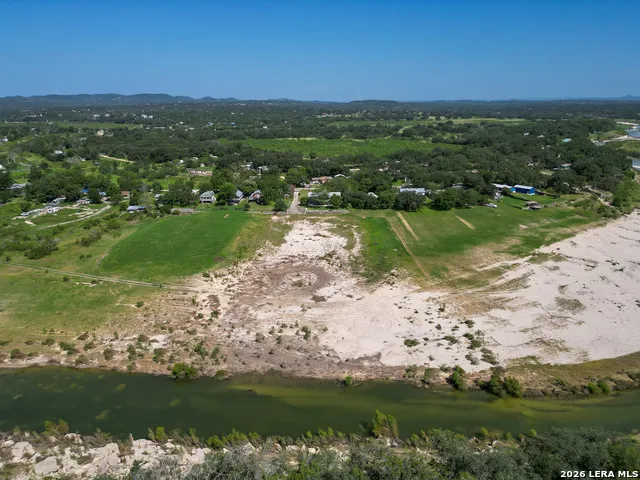 199 LAKESHORE DR S Bandera, TX 78003