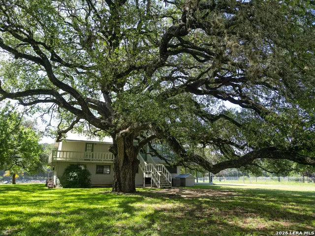 199 LAKESHORE DR S Bandera, TX 78003