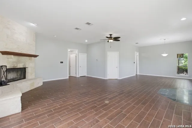 292 Phillip Dr Pipe Creek, TX 78063