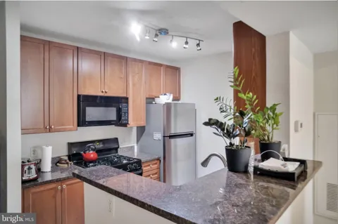 851 GLEBE ROAD #402