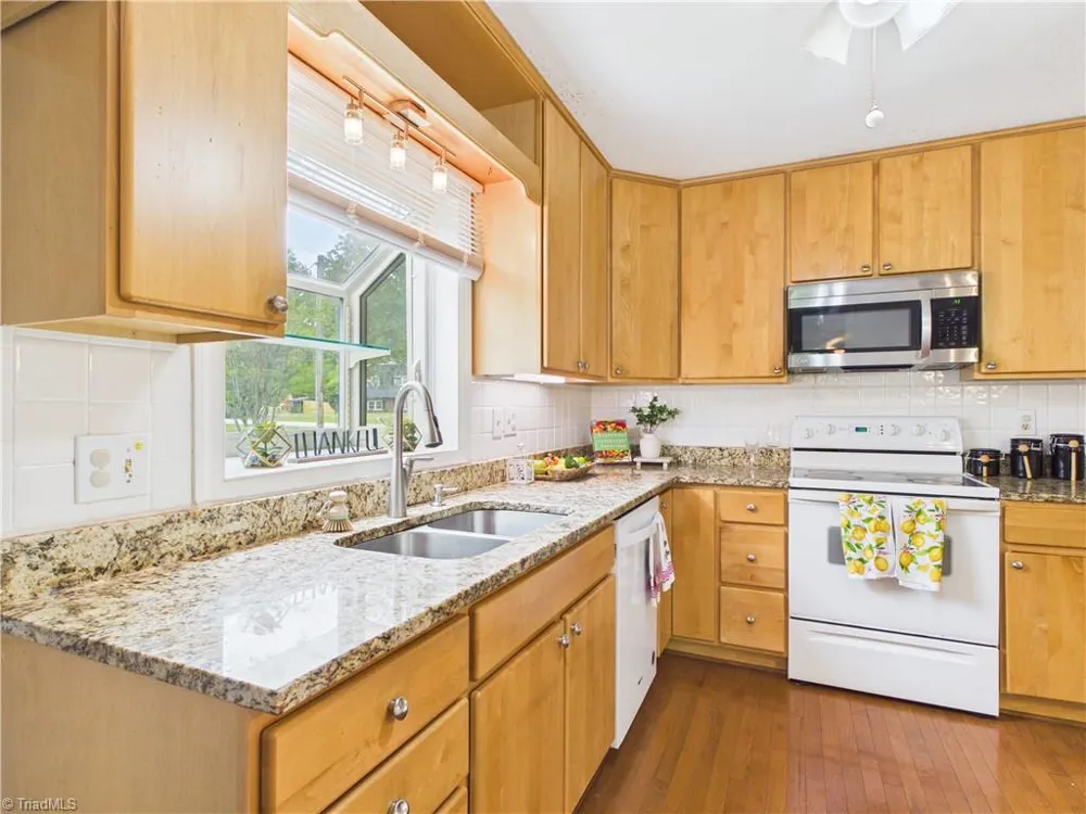 904 Fairidge Drive Jamestown, NC 27282