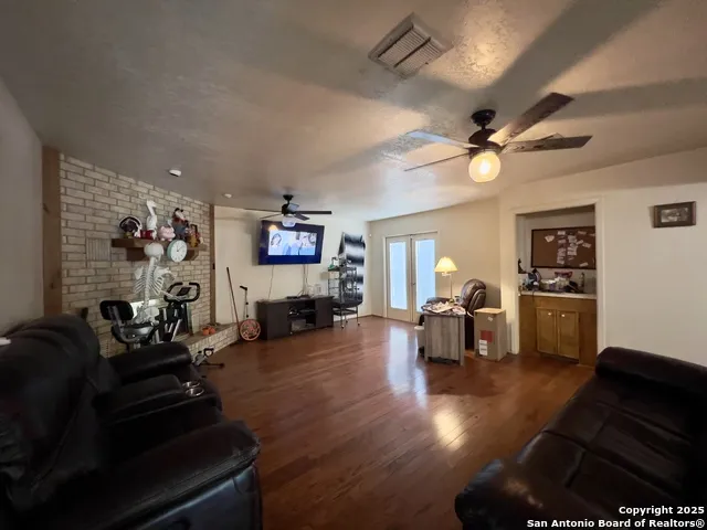 707 Loma Vista Kenedy, TX 78119