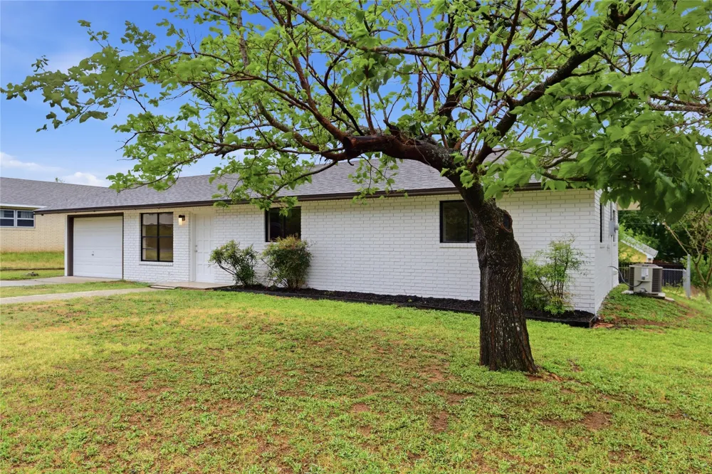 1841 Twin Oaks Kingsland, TX 78639