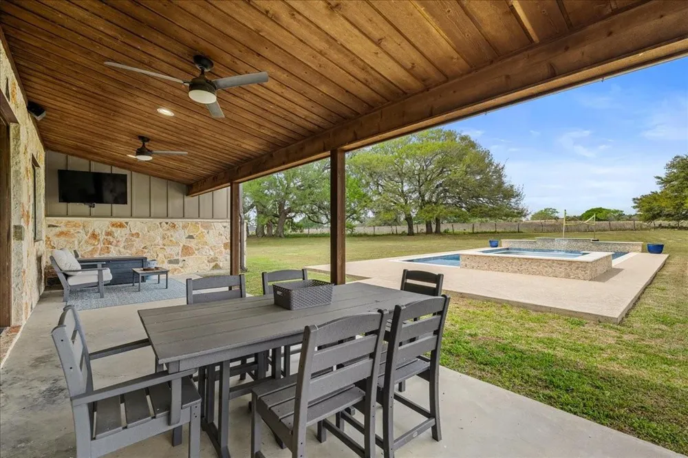 98 County Road 957b Schulenburg, TX 78956