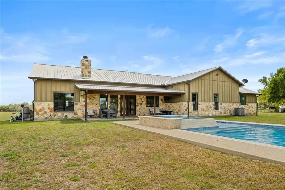 98 County Road 957b Schulenburg, TX 78956