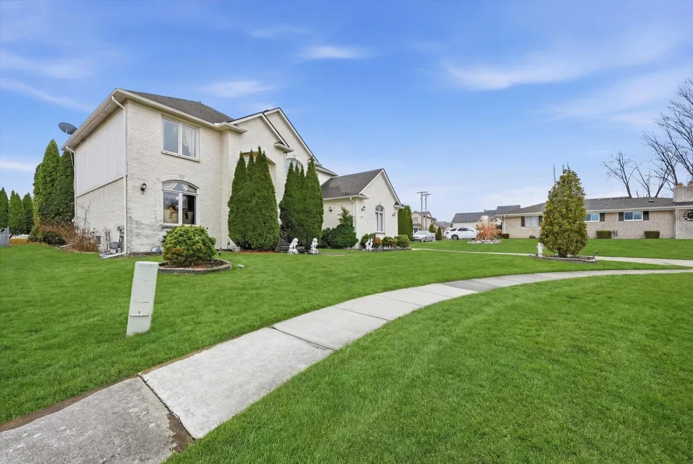 19444 Jack Pine Drive Macomb, MI 48042
