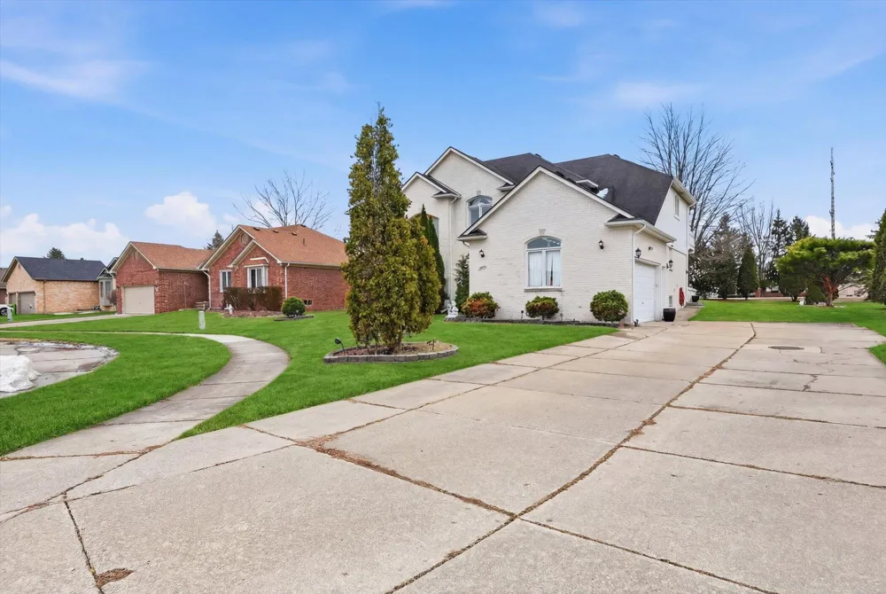 19444 Jack Pine Drive Macomb, MI 48042