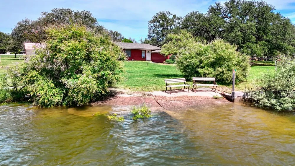 110 W Lakecrest Drive Bluffton, TX 78607