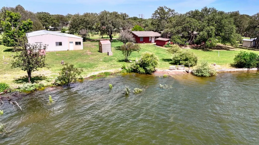 110 W Lakecrest Drive Bluffton, TX 78607