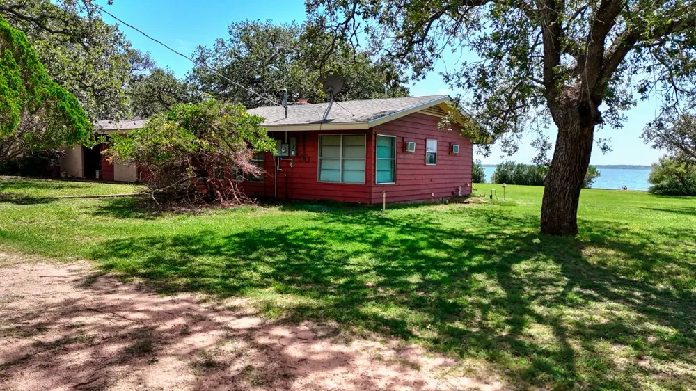 110 W Lakecrest Drive Bluffton, TX 78607