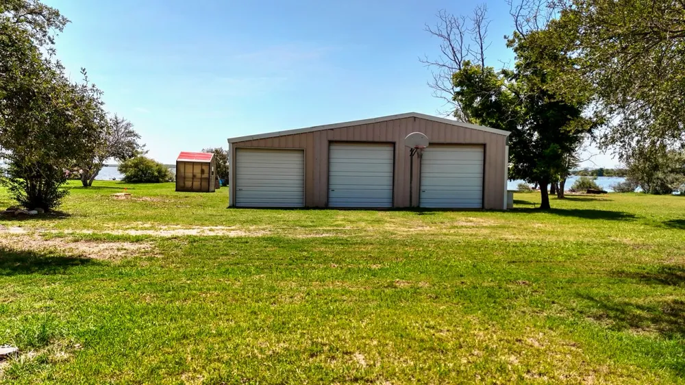 110 W Lakecrest Drive Bluffton, TX 78607