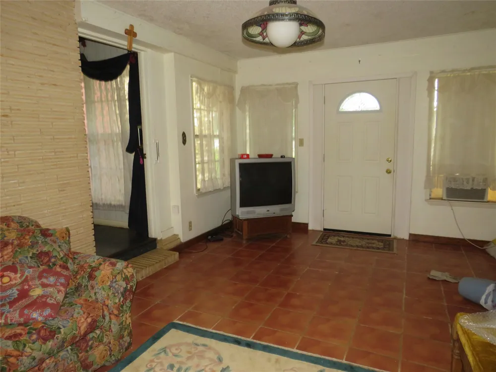 110 W Lakecrest Drive Bluffton, TX 78607