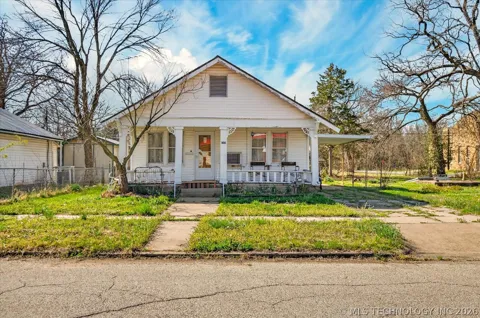 906 E 9th Street