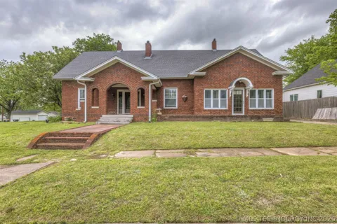221 W Pecan Street