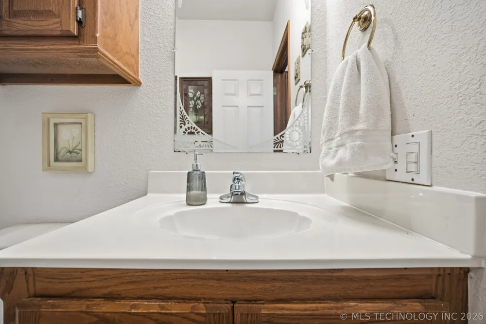 2445 Avalon Drive Eufaula, OK 74432