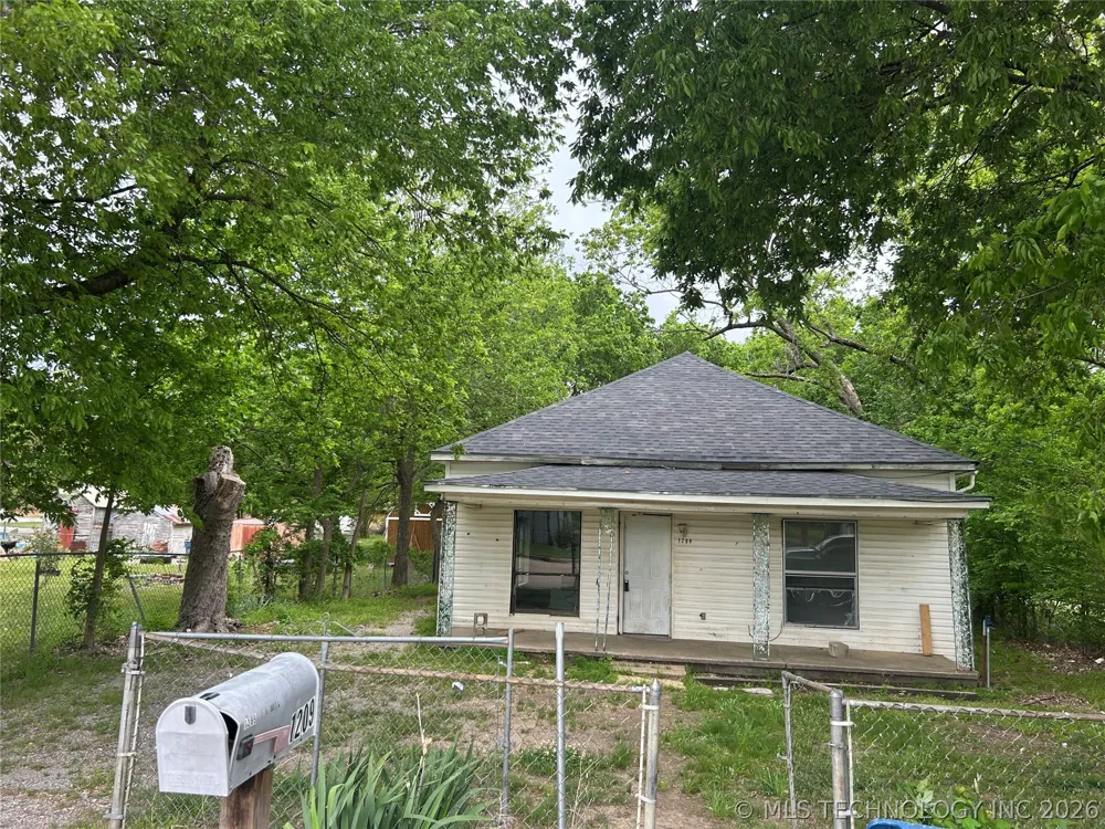 1209 W Stonewall