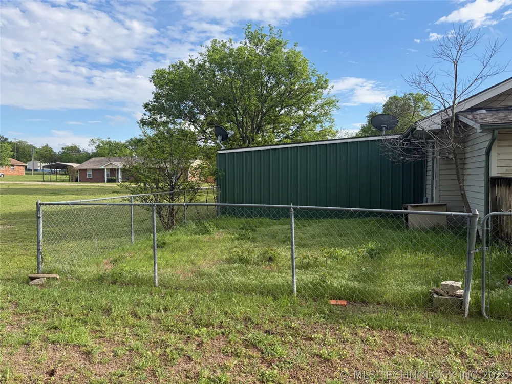 416 W Ash Street Maud, OK 74854