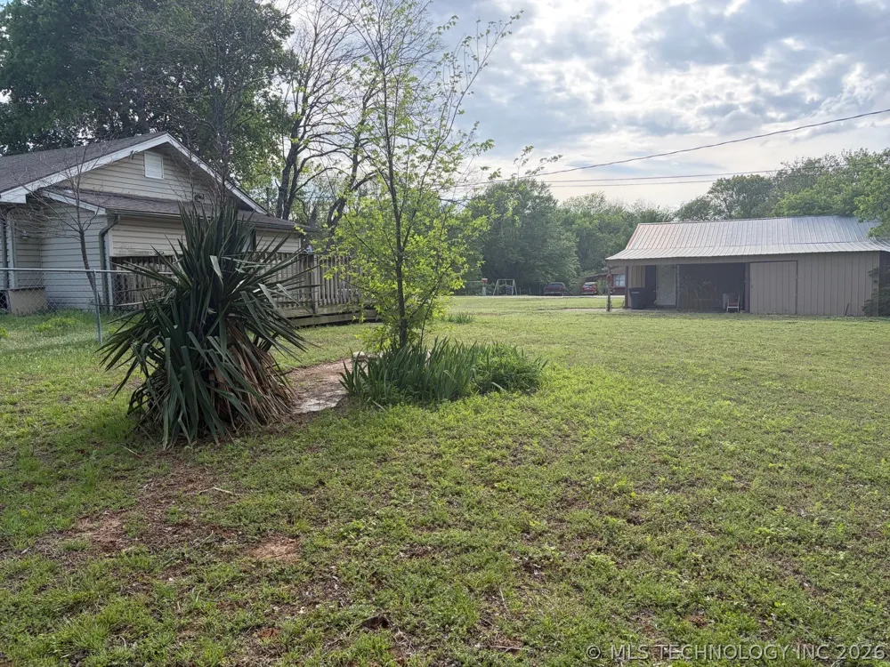 416 W Ash Street Maud, OK 74854