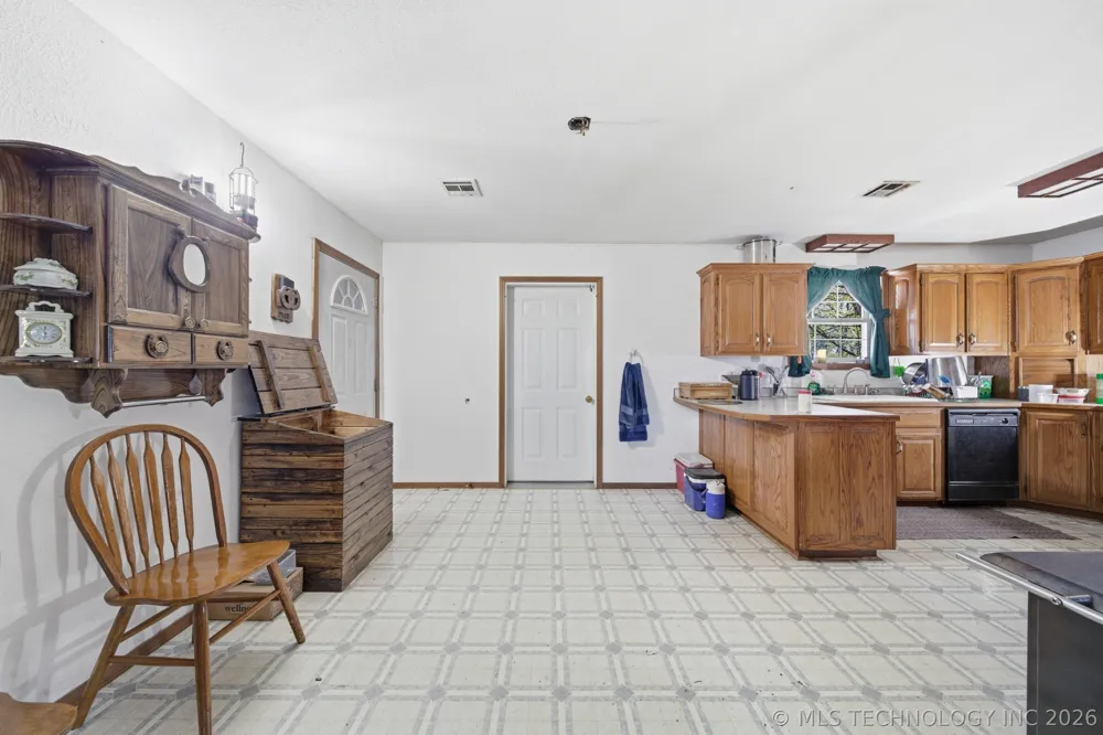 439092 E 40 ROAD Welch, OK 74369