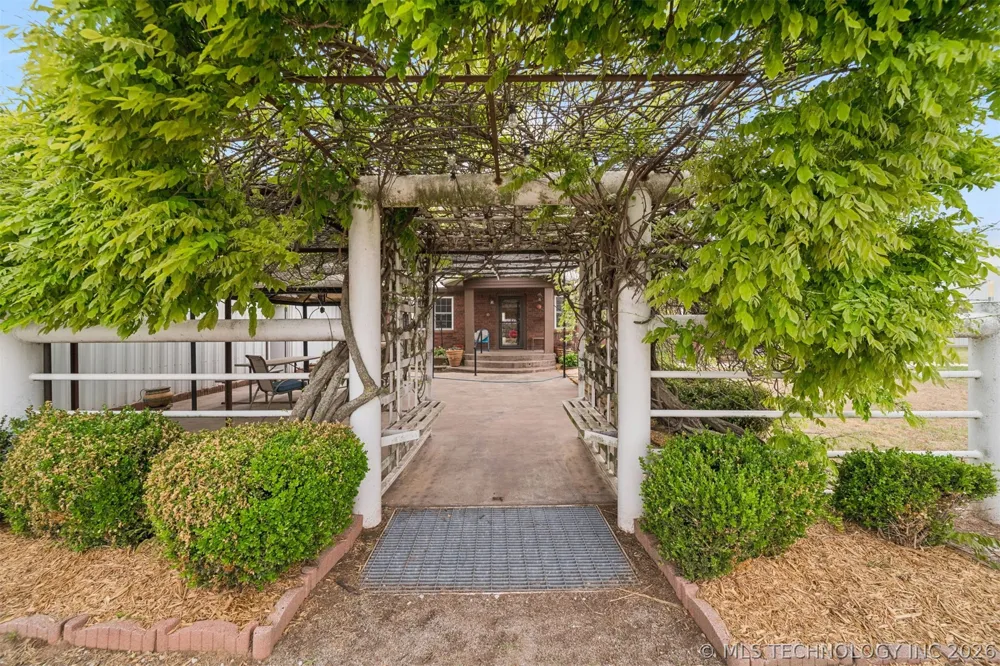 734 E Harrison Road Bristow, OK 74010