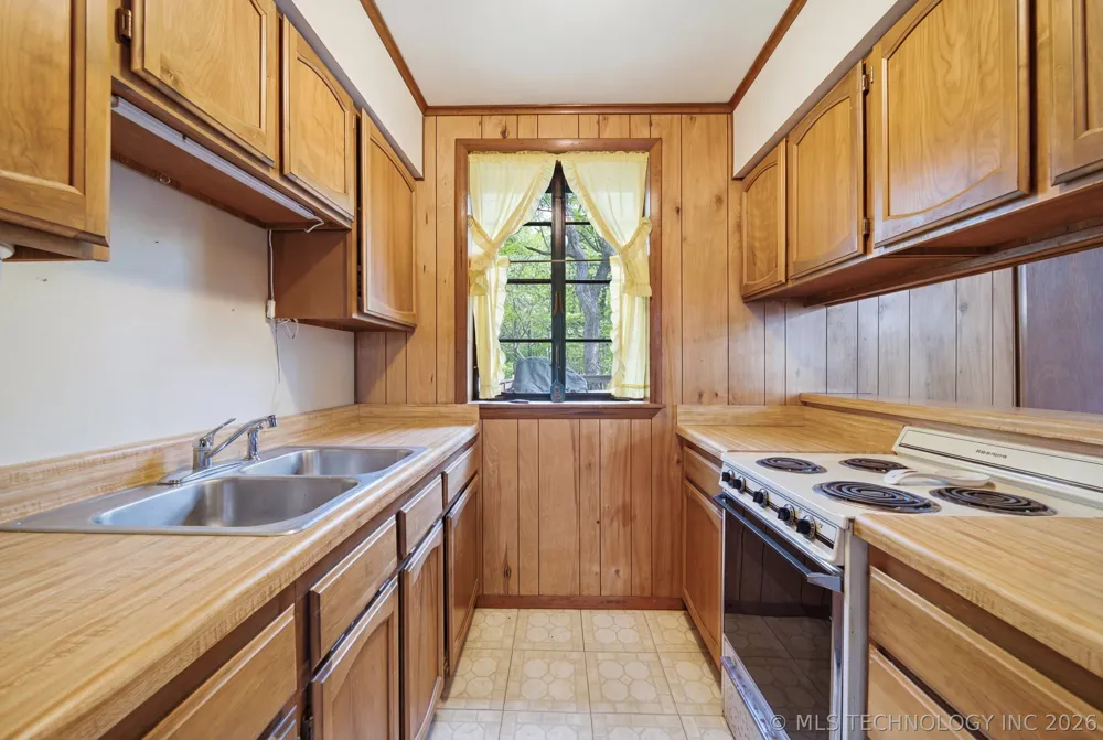 64 Walnut Street Locust Grove, OK 74352