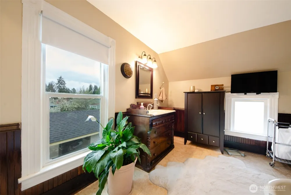204 W Harris Avenue Oakville, WA 98568