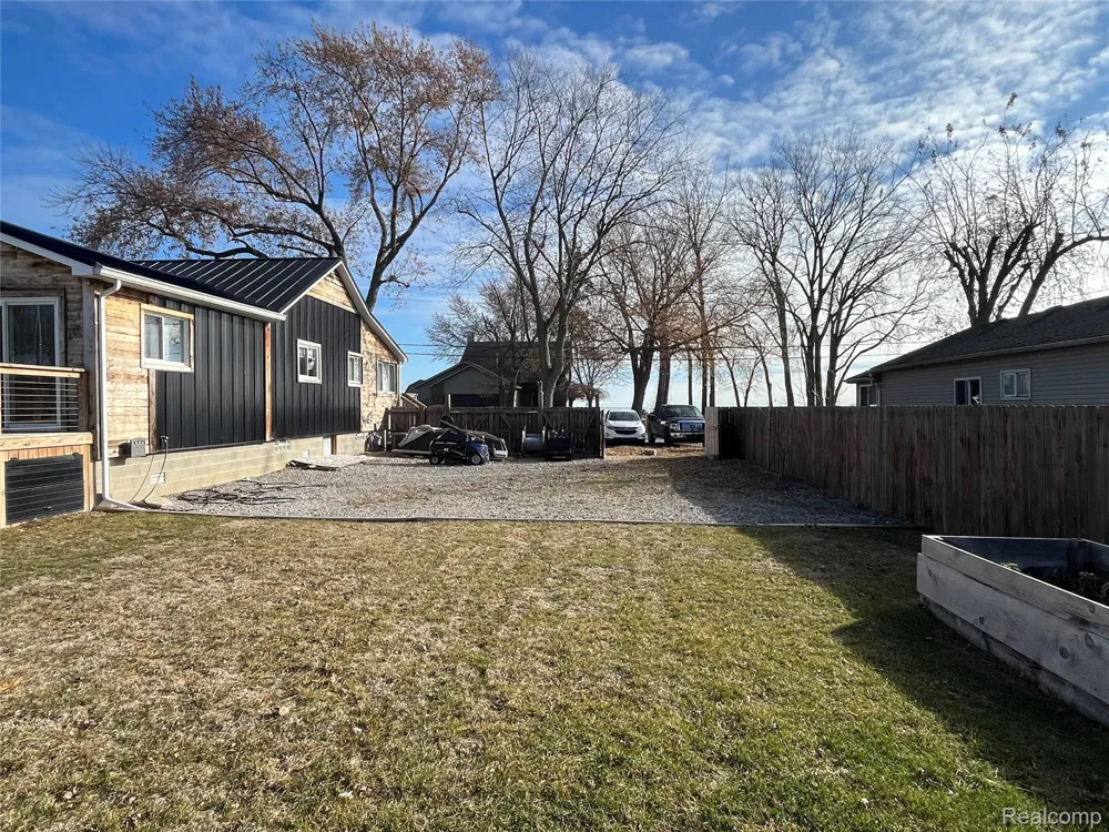 35754 Erie Drive Rockwood City, MI 48173