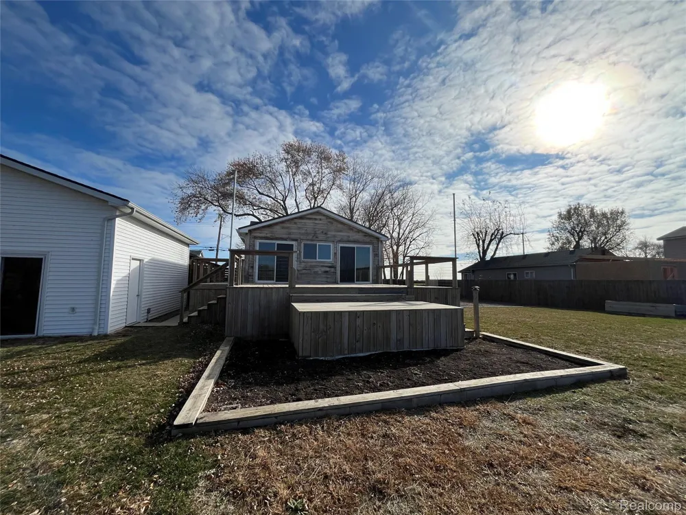 35754 Erie Drive Rockwood City, MI 48173