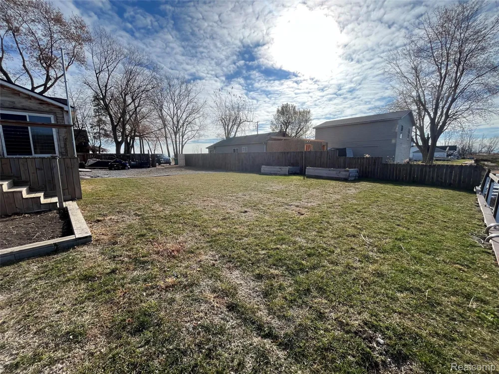 35754 Erie Drive Rockwood City, MI 48173