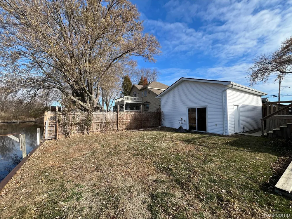 35754 Erie Drive Rockwood City, MI 48173
