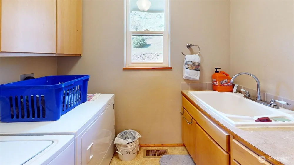 1811 Pine Creek Tonasket, WA 98855