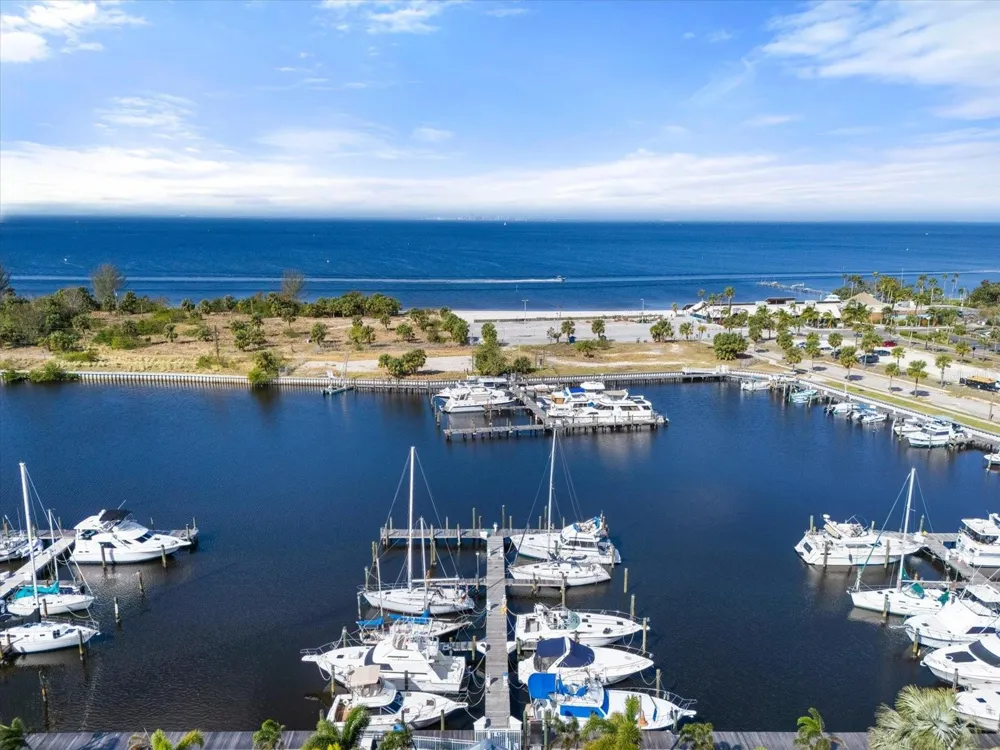536 BAHIA BEACH BOULEVARD #422B Ruskin, FL 33570