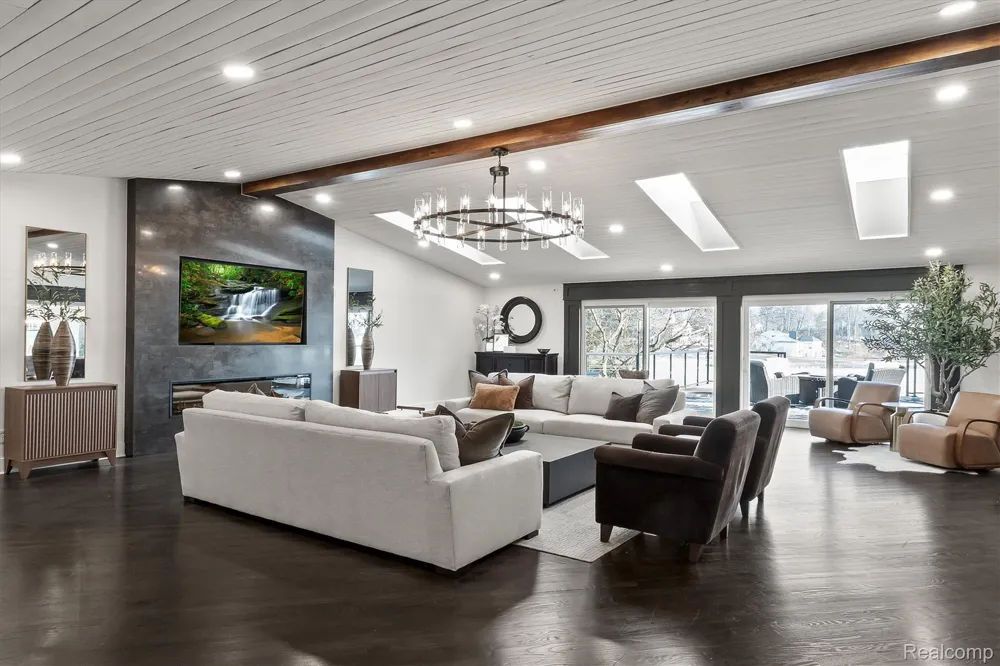 2440 Lake Angelus Lane Lake Angelus City, MI 48326