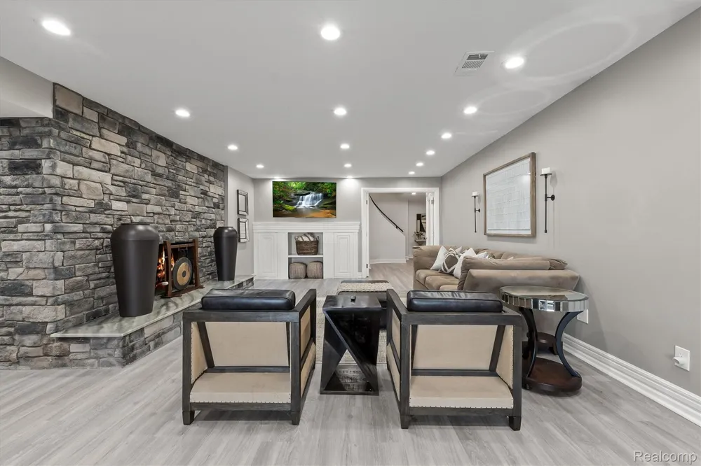 2440 Lake Angelus Lane Lake Angelus City, MI 48326