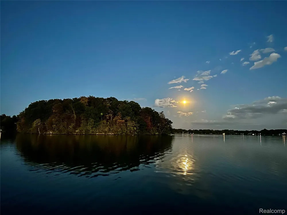 2440 Lake Angelus Lane Lake Angelus City, MI 48326