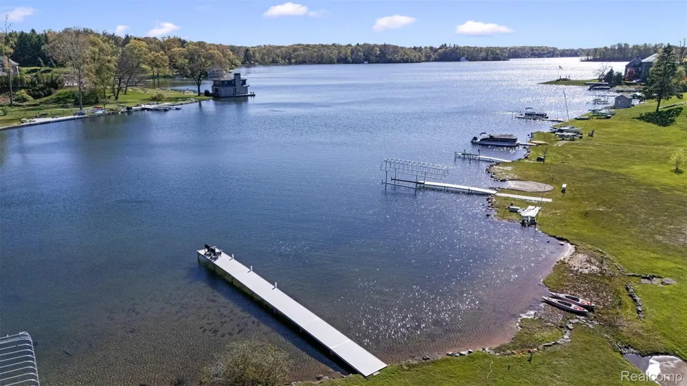 2440 Lake Angelus Lane Lake Angelus City, MI 48326