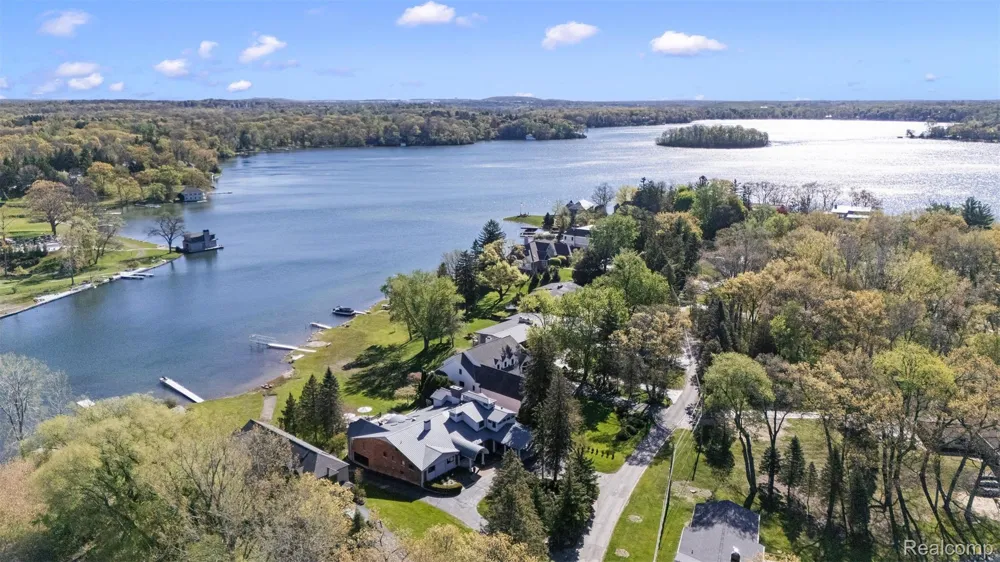 2440 Lake Angelus Lane Lake Angelus City, MI 48326