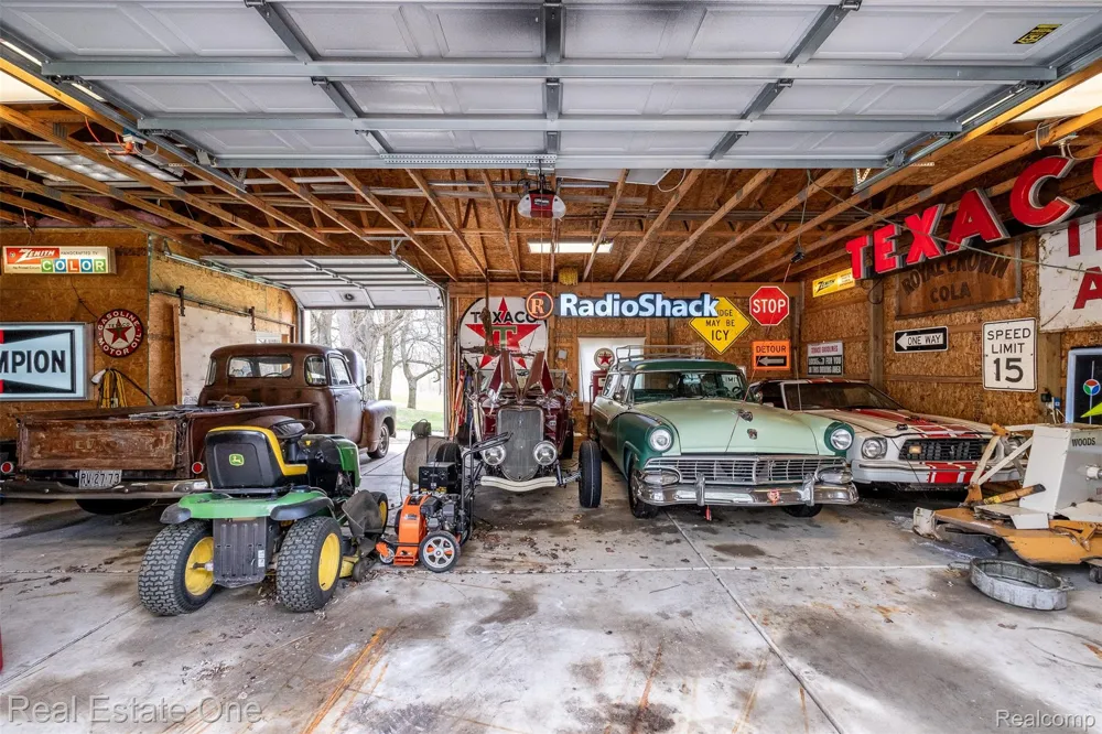 11030 Marshall Road Green Oak Township, MI 48178