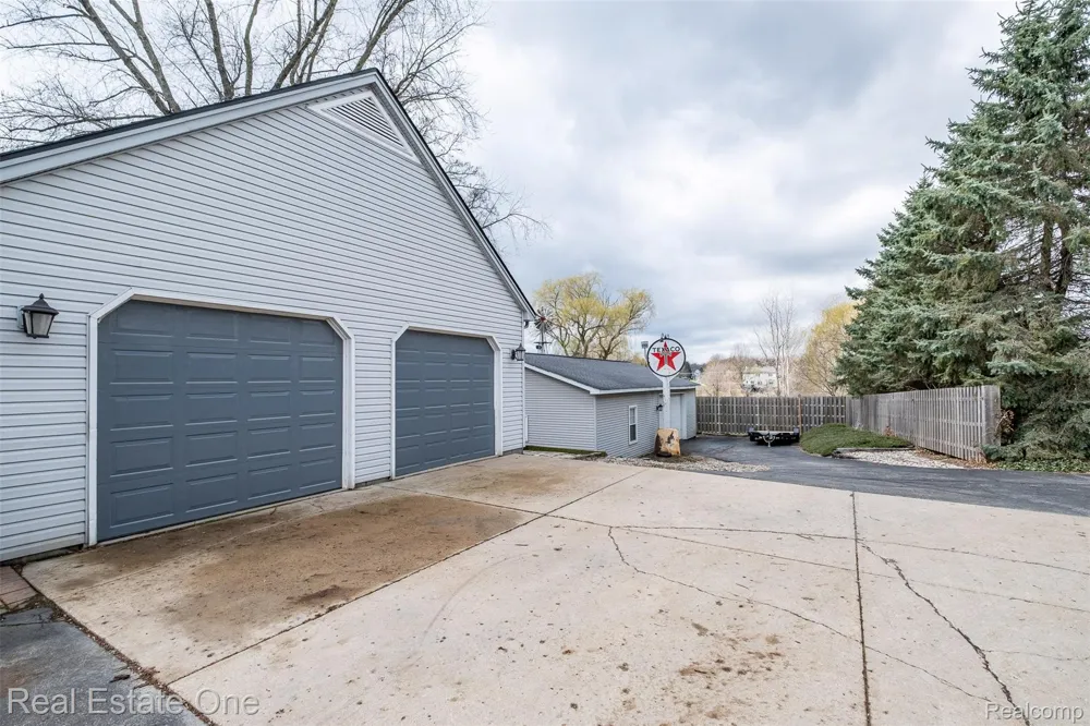 11030 Marshall Road Green Oak Township, MI 48178