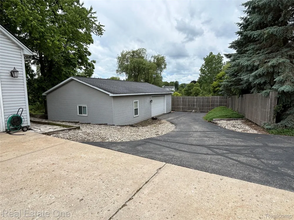 11030 Marshall Road Green Oak Township, MI 48178
