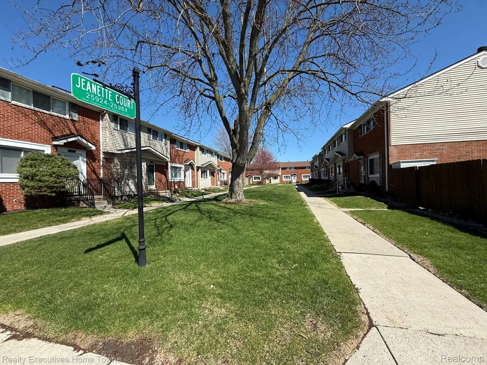 25968 Jeanette Roseville City, MI 48066