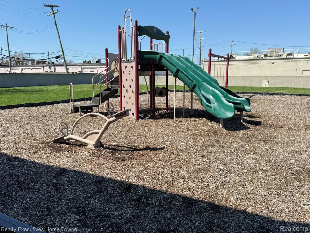 25968 Jeanette Roseville City, MI 48066